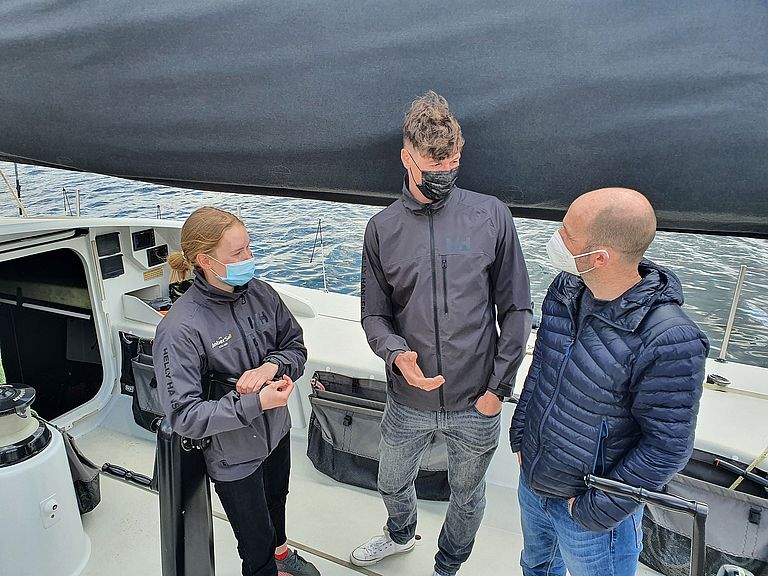 Aaron Beck (rechts) im Gespräch mit zwei Crewmitgliedern der Ambersail II. Foto. T. Tanhua, GEOMAR.