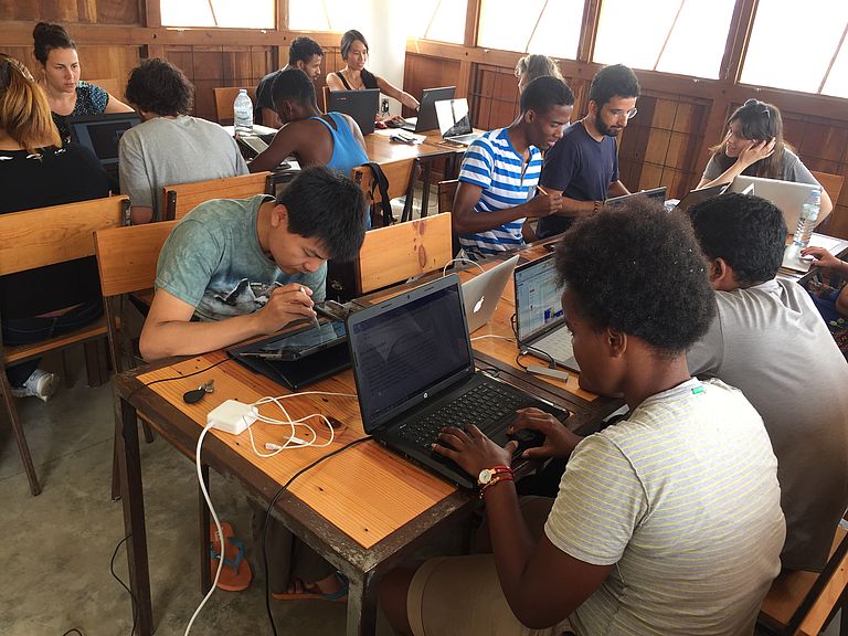In mixed HOSST-TOSST-Uni Cabo Verde groups, PhD students worked on individual aspects of the overall topic. Photo: Thor Hansteen/GEOMAR