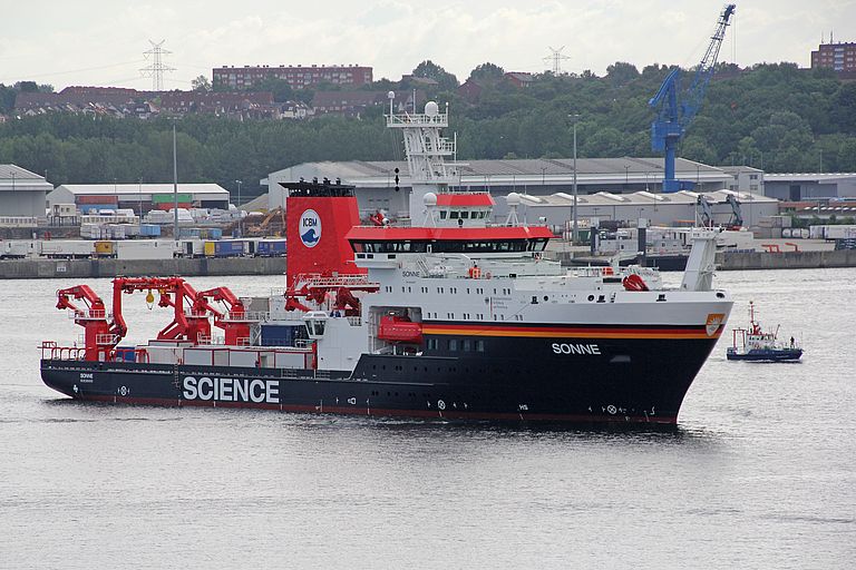 FS SONNE mit dem FK POLARFUCHS des GEOMAR. Foto: A. Villwock, GEOMAR.