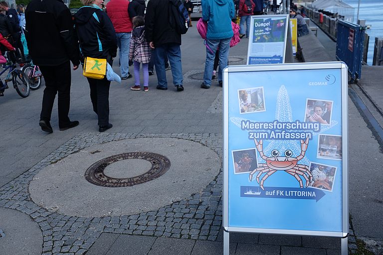 "Meeresforschung zum Anfassen" findet direkt vor dem GEOMAR-Gebäude auf dem Forschungskutter LITTORINA statt. Foto: Jan Steffen, GEOMAR