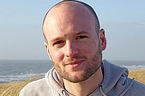 Prof. Dr. Wolff-Christan Dullo (l.) und Prof. Dr. Martin Visbeck (r.) gratulierten Dr. Florian Scholz zum Annette Barthelt-Preis. Die zweite Preisträgerin, Dr. Ilse van Opzeeland, konnte aus privaten Gründen nicht zur Preisverleihung nach Kiel kommen. Foto: J. Steffen, IFM-GEOMAR