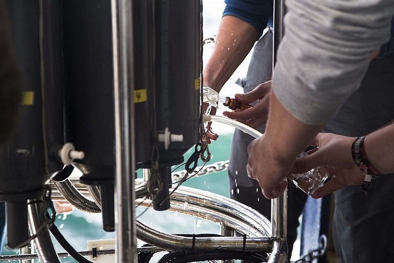 Erreicht die CTD die Wasseroberfläche, wird sie von der Crew an Deck geholt und mit Frischwasser das Salzwasser von den Geräten, Sensoren und Flaschen abgespült. Anschließend können dann die ersten Wasserproben entnommen werden. Foto: Lisa Hoffmann (CC BY 4.0)