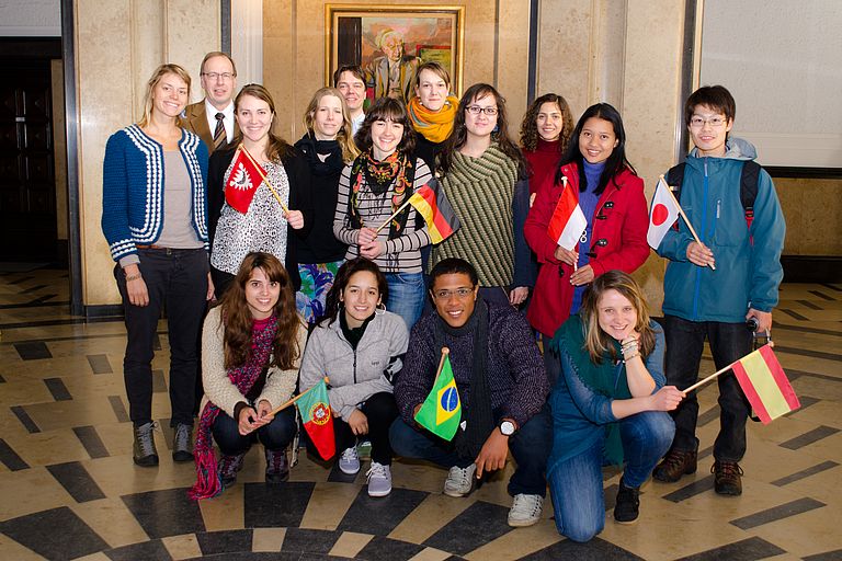 Die Teilnehmerinnen und Teilnehmer des GAME-Projekts 2014 werden im Kieler Rathaus von Stadtrat Adolf-Martin Möller (2.v.l.) empfangen. Foto: J. Steffen, GEOMAR