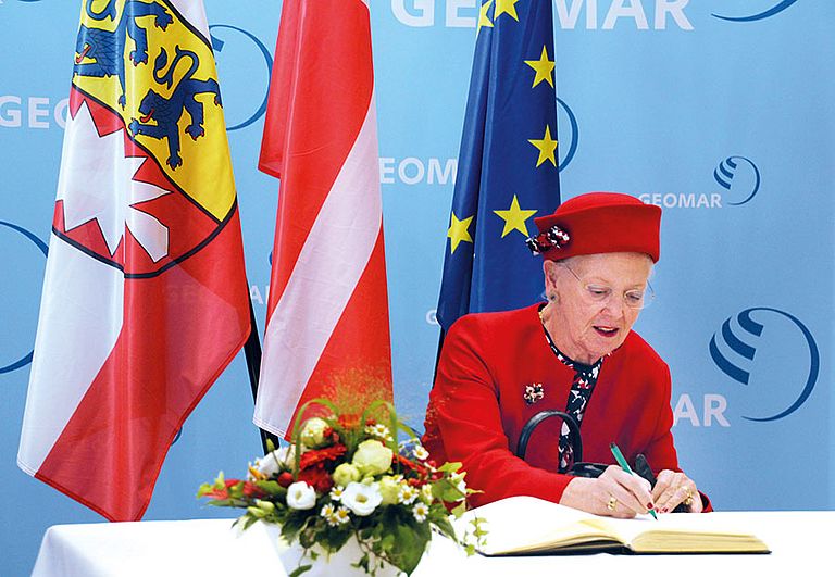 Königin Margrethe II. trägt sich in das Gästebuch des GEOMAR ein. Foto: Andreas Villwock / GEOMAR