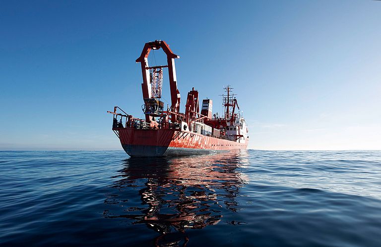 Während der 210. SONNE-Expedition untersuchten Wissenschaftler des Kieler Sonderforschungsbereichs 574 die Subduktionszone vor der Küste Chiles. Dafür wurde auch der Tiefseeroboter ROV KIEL 6000 von der SONNE aus eingesetzt. Foto: B. Grundmann, GEOMAR