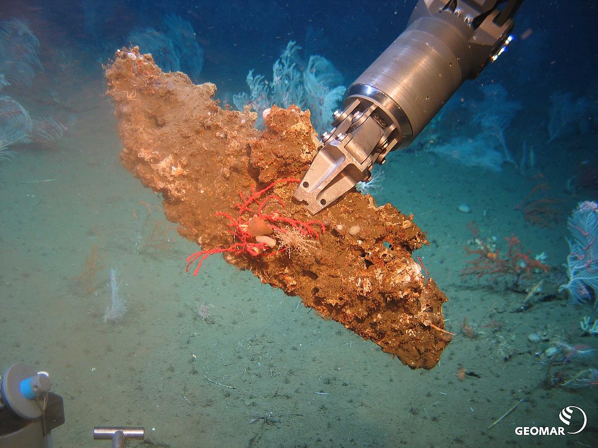 <b>Arbeiten am Meeresboden</b>: ORION nimmt eine Carbonatprobe