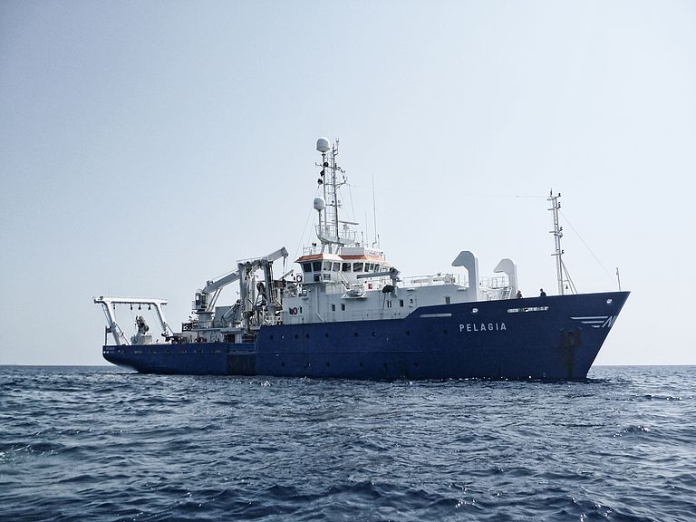 Während des Jeddah Transect Projects kam auch das niederländische Forschungsschiff PELAGIA im Roten Meer zum Einsatz. Von ihr aus wurde der Grabenbruch in bisher unerreichter Genauigkeit vermessen. Foto: F. van der Zwan, GEOMAR