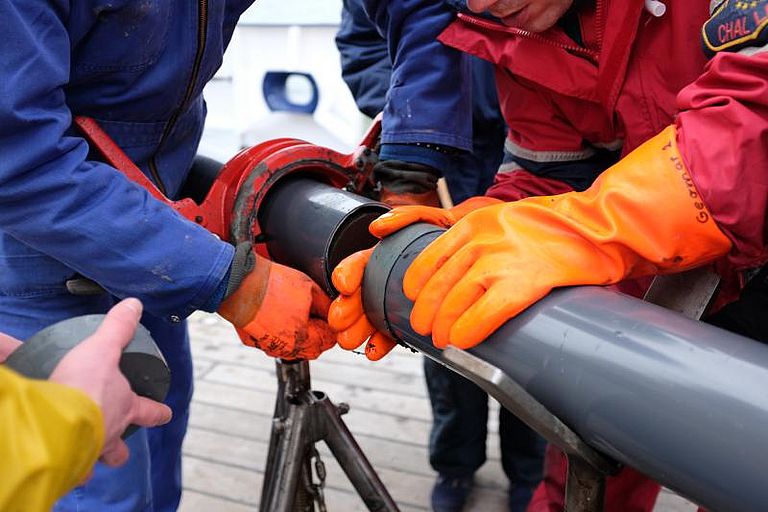 Hier wird ein Sedimentkern in je einen Meter lange Stücke zersägt. Foto: Jan Steffen, GEOMAR.