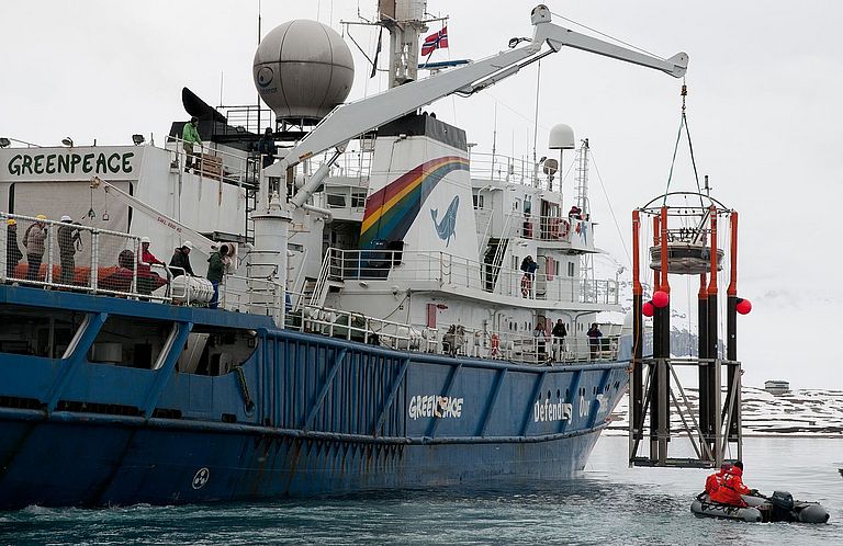 Aussetzen der Mesokosmen vom Greenpeace-Schiff ESPERANZA. Foto: Signe Klavsen