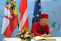 Ihre Majestät Königin Margrethe II. von Dänemark trägt sich in das Gästebuch des GEOMAR ein. Foto: Thomas Eisenkrätzer.