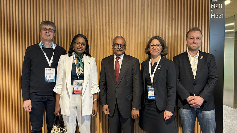Treffen der GEOMAR-Delegation mit dem Präsidenten von Cabo Verde auf der Ozeandekaden-Konferenz 2024 in Barcelona.