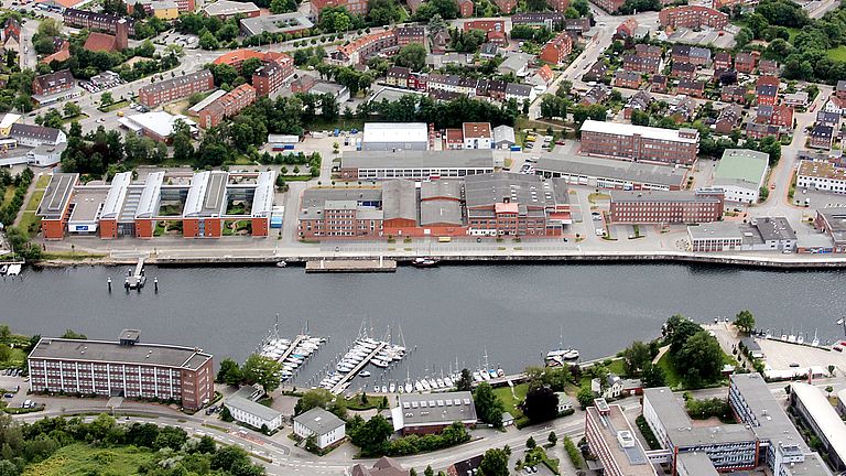 Luftbild des ENB-Geländes am Kieler Ostufer vor dem Abriss der alten Bebauung. 