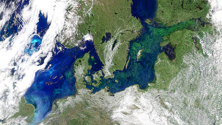 Im Projekt werden Satellitendaten der Phytoplanktonvorkommen mit denen von in situ Messgeräten verknüpft