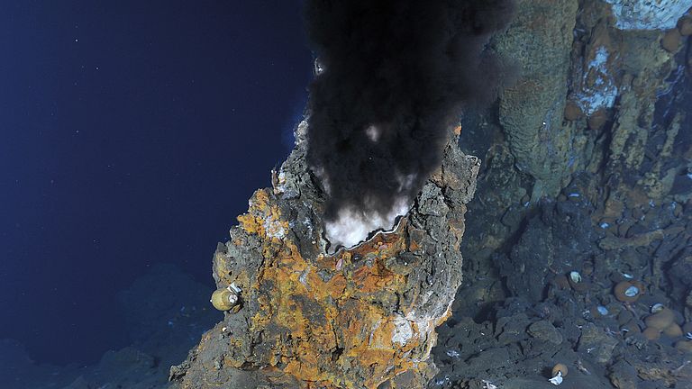 Schwarzer Raucher im Krater des Niua-Unterwasser­vulkans im Lau-Becken zwischen Fidschi und Samoa. 