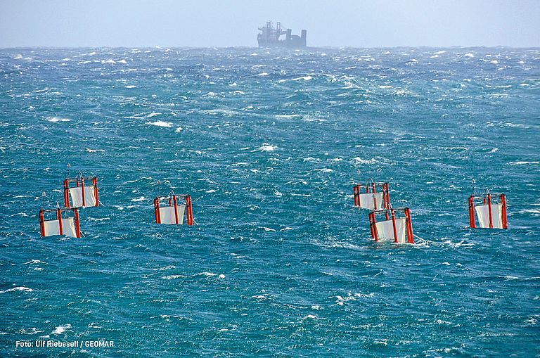 KOSMOS Mesokosmen zur Erforschung der Ozeanversauerung im subtropischen Atlantik vor Gran Canaria. Foto: Ulf Riebesell