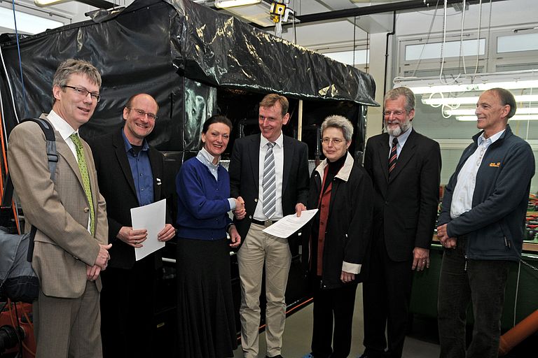 Presentation of the subsidy notification in the NEMO hall at GEOMAR (from left): Dr. Guido Austen (CEO, GMA), Prof. Dr. Thorsten Reusch (Head of the research area “Marine Ecology”, GEOMAR), Dr. Cordelia Andreßen (State Secretary for Science, Schleswig-Holstein), Prof. Dr. Carsten Schulz (Head of research, GMA), Prof. Dr. Birgit Friedl (Vice President, CAU), Prof. Dr. Peter M. Herzig (Director, GEOMAR) und Dr. Bernd Ueberschär (Research area “Evolutionary Ecology of Marine Fish”, GEOMAR).