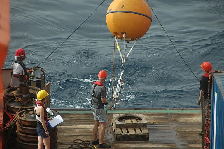 A mooring is being deployed. For several years, its sensors will obtain data from different layers of the ocean. Photo: Michael Schneider / RV METEOR
