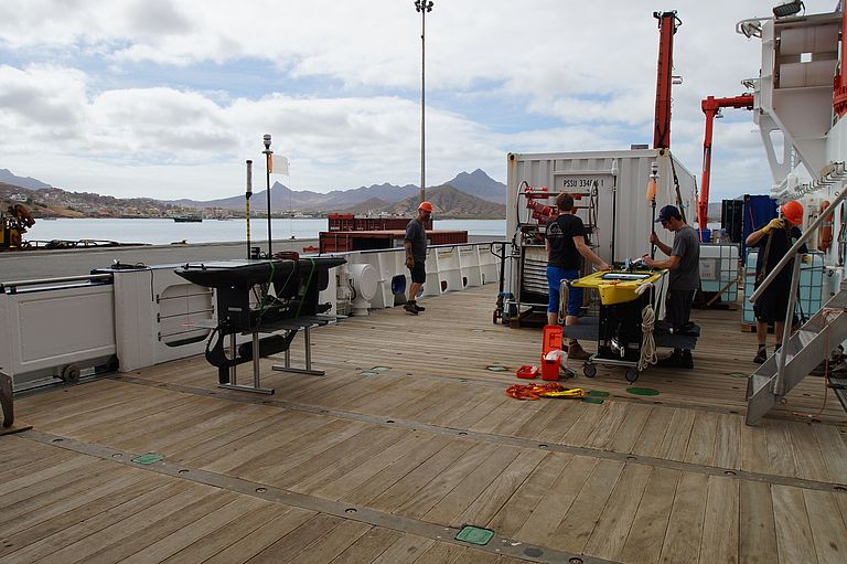 An Deck der MARIA S. MERIAN werden die Geräte - hier zwei Wave Glider - für die Expedition vorbereitet. Foto: Björn Fiedler, GEOMAR