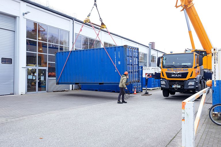 Abladen der Container am Technik- und Logistikzentrum des GEOMAR. Foto: A.K. Montano, GEOMAR.