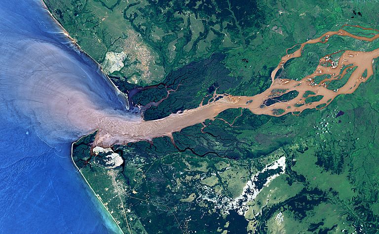 Aufnahme der Kongomündung, erstellt vom Satelliten Landsat 9 aM 2. März 2015. Foto: NASA/USGS