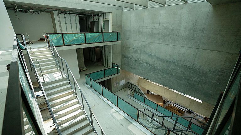 Das Treppenhaus vom 3. Stock aus. Auf die große Wandfläche wird nach ENB-Inbetriebnahme eine künstlerische Videoinstallation projiziert 