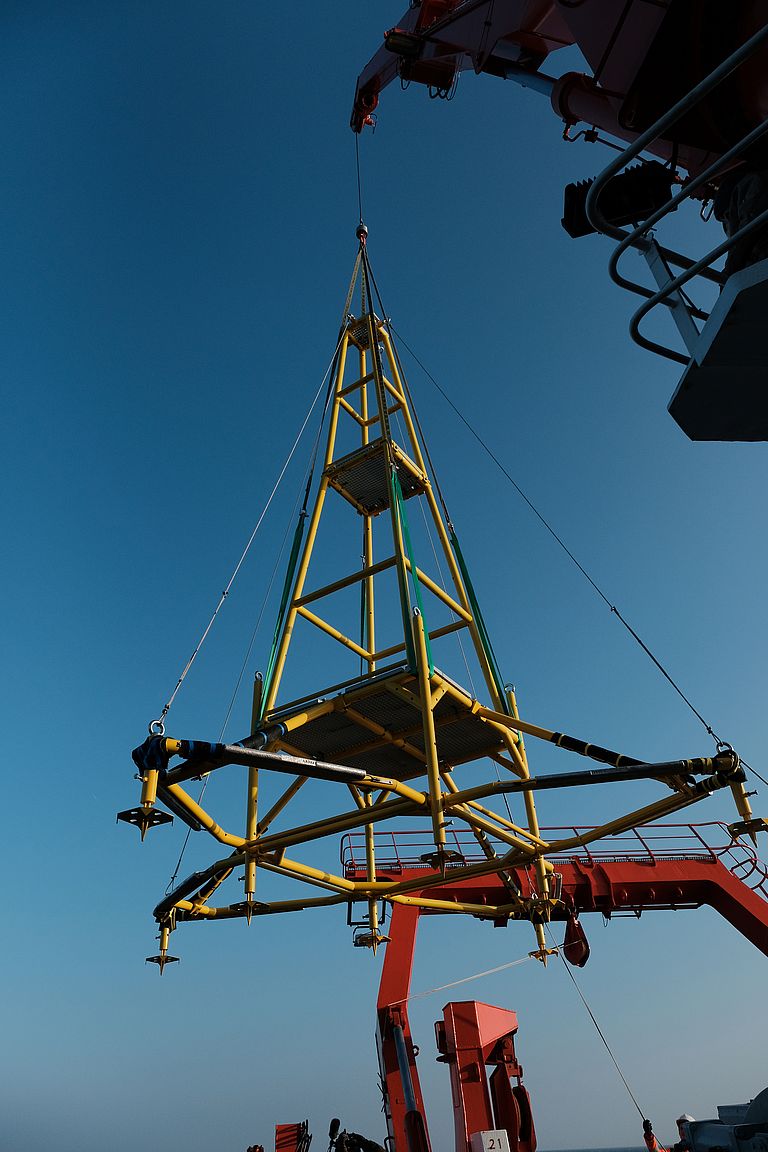 Insgesamt ist das Gestell acht Meter hoch, damit Sensoren in verschiedenen Wassertiefen Daten über organisches Material im Wasser sammeln können. Foto: Jan Steffen/GEOMAR