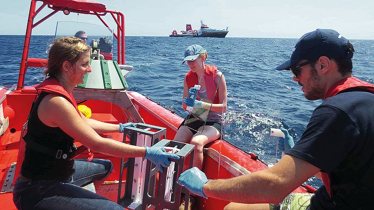 Beprobung der Oberflächenmikroschicht (SML) des Ozeans vor Kap Verde mit einer Glasplatte.