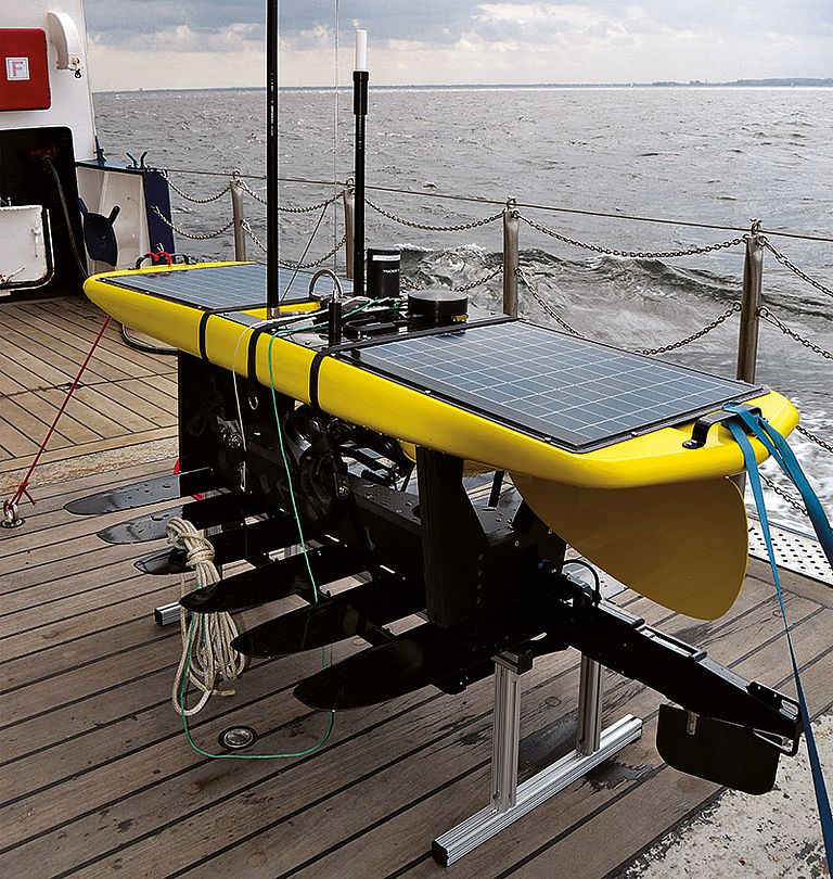 Wave-Glider sind innovative Geräteträger für die Meeresforschung: Unter dem Gerät befestigte Lamellen werden durch Wellen und Strömung bewegt und treiben so das Gerät an. Die oben angebrachten Solarpanele liefern den Strom für Sensoren und Kommunikation. Foto: Heidrun Kopp, GEOMAR