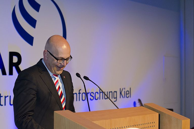 Der schleswig-holsteinische Ministerpräsident Torsten Albig betont die Bedeutung von Meeresforschung für Schleswig-Holstein und bedankt sich bei Ranga Yogeshwar für die Vermittlung komplexer Forschungsergebnisse an eine breite Öffentlichkeit. Foto: J. Steffen, GEOMAR