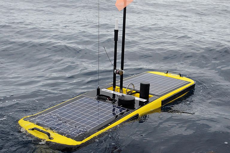 Ein Wave-Glider mit Spezialsensoren wird in Zukunft autonom die Grundwasserausflüsse vor der Küste Salalahs messen. Foto: Jan Steffen, GEOMAR
