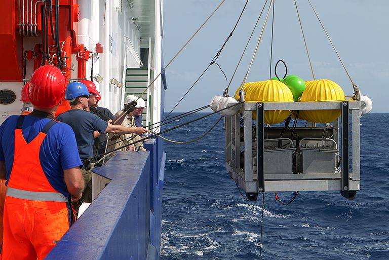 In December 2012 GEOMAR scientists use the OTIS System to mark specific water layers in the OMZ off the West African Coast. Poto: M. Visbeck, GEOMAR