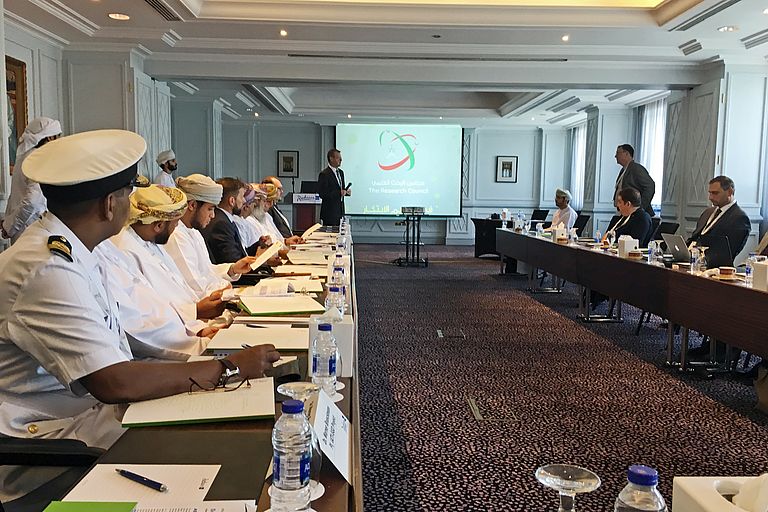 [Translate to English:] Dr. Warner Brückmann vom GEOMAR stellt in Maskat die 2016 erstellte neue Meeresbodenkarte vor. Foto: Peter Herzig, GEOMAR