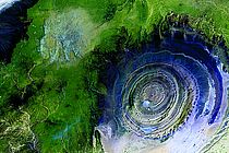 Das Titelbild der Ausstellung zeigt die Richat-Struktur in Mauretanien. Das Bild (es handelt sich hierbei um ein Falschfarbenbild) wurde vom Deutschen Zentrum für Luft- und Raumfahrt (DLR) sowie dem United States Geological Survey (USGS) zur Verfügung gestellt. Es wurde am 11. Januar 2001 vom Satelliten Landsat aufgenommen.