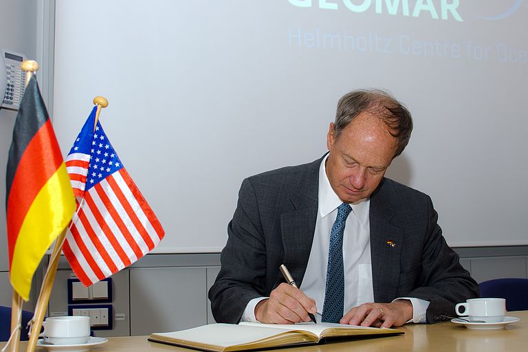 Botschafter John B. Emerson trägt sich ins Gästebuch des  GEOMAR ein. Foto: J. Steffen, GEOMAR