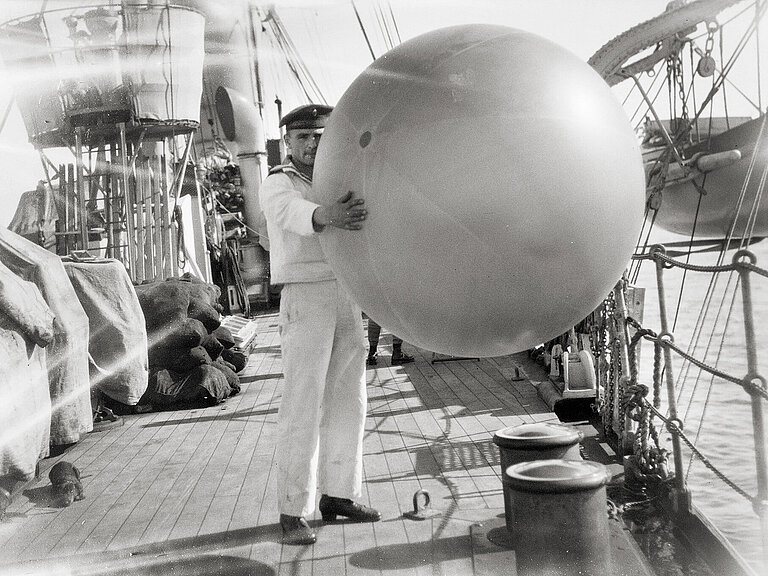 Preparation of a recording balloon.