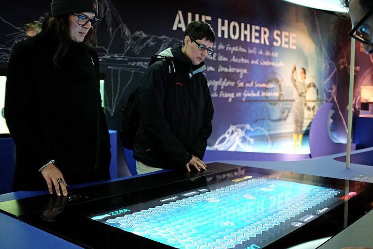 Maximaler Gewinn mit nachhaltigem Fischfang - beim ecoOcean-Spiel des Exzellenzclusters "Ozean der Zukunft" können Besucherinnen und Besucher selbst ausprobieren, warum sich Überfischung langfristig nicht lohnt.   Foto: Jan Steffen, GEOMAR