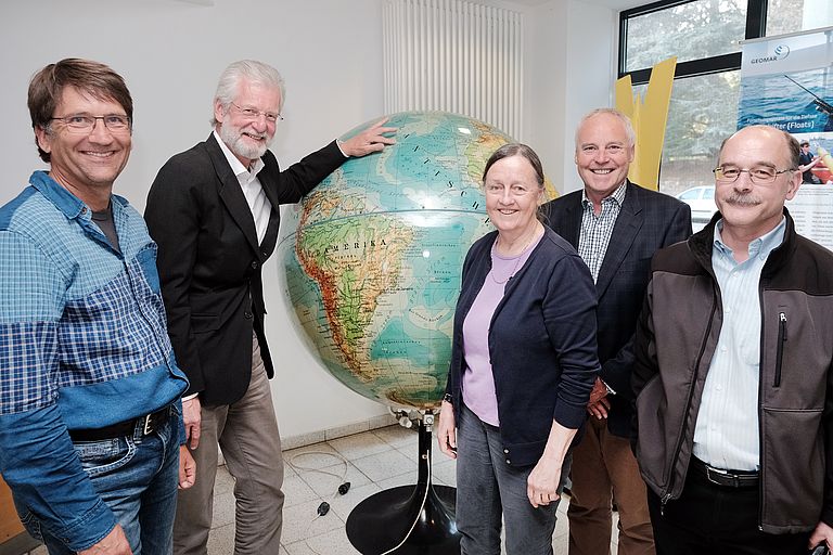 Met25 years after expedition ODP158: (from left to right) Dr. Sven Petersen (GEOMAR), Prof. Dr. Peter Herzig (Co-Chief ODP158), Dr. Susan Humphris (Co-Chief ODP158), Dr. Bruce Gemmell (University of Tasmania) and Mark Hannington (GEOMAR). Photo: Jan Steffen/GEOMAR
