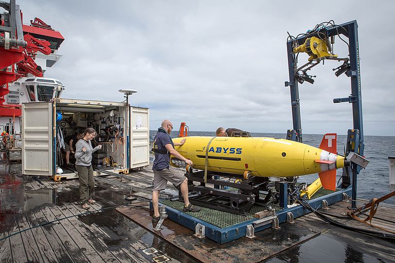 Preparations for a dive the AUV ABYSS. The device deliveres accurate maps and photos of the more than 4000 m deep seafloor. Photo: Bastian Barenbrock.