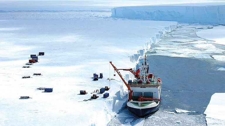 POLARSTERN in der Antarktis bei Versorgungsarbeiten der Neumayer-Station III