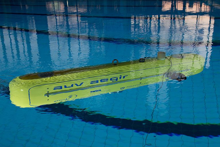 Das AUV AEGIR absolviert in der Schwimmhalle seinen ersten autonomen Tauchgang. Foto: Lukas Wernicke/GEOMAR