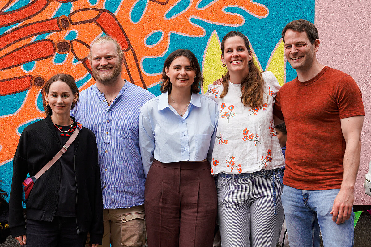 Initiator:innen des Projekts „Surfacing the Unseen: A Mural for Sustainable Oceans“: Stephan Juricke, Lara Schmittmann, Charlotte Mertz, Felix Mittermeyer-Schmittmann und Marina Friedrichs (v.r.n.l.). Foto: Sarah Uphoff, GEOMAR