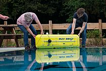 Marcel Rothenbeck und Emanuel Wenzlaff vom GEOMAR-AUV-Team lassen AEGIR im Eiderbad zu Wasser. Foto: Lukas Wernicke
