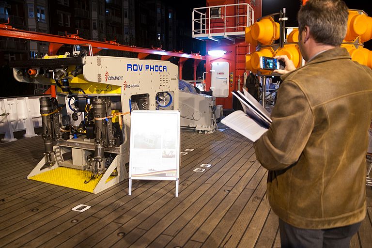 Die Vorstellungsreise der SONNE begann am 17. November in Wilhelmshaven. Zwischen 14 und 19 Uhr besuchten zahlreiche Menschen das Schiff und informierten sich über aktuelle Themen der Meeresforschung. Foto: J. Steffen, GEOMAR