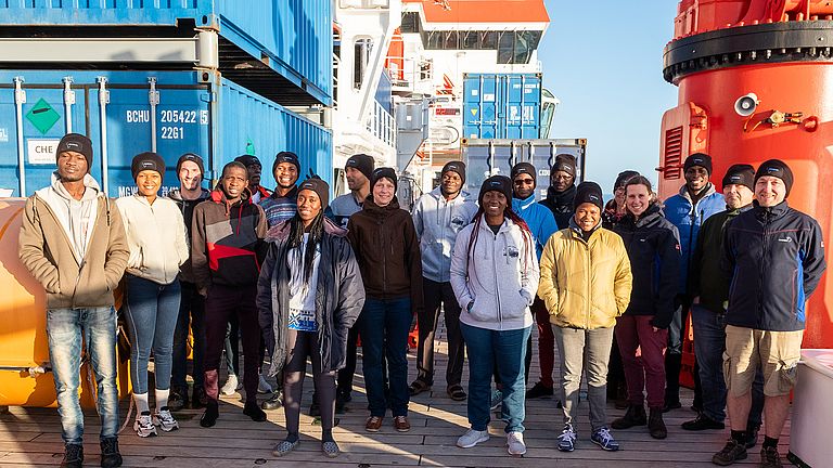 Im Februar 2022 nahmen 12 WASCAL-CV Studierende zusammen mit 13 Wissenschaftler:innen an der ersten Floating University mit dem Forschungsschiff MARIA S. MERIAN teil. 