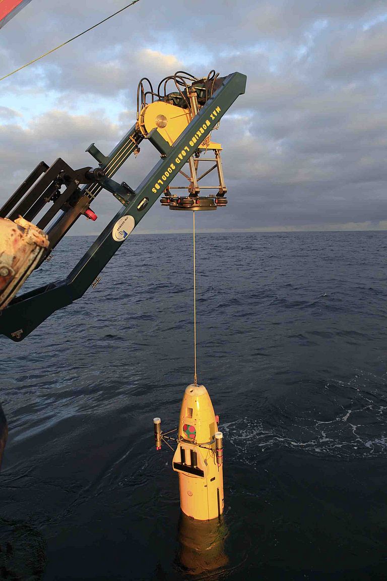 Nach einem Einsatz wird das AUV ABYSS wieder an Bord der METEOR geholt. Foto: Elger Esser