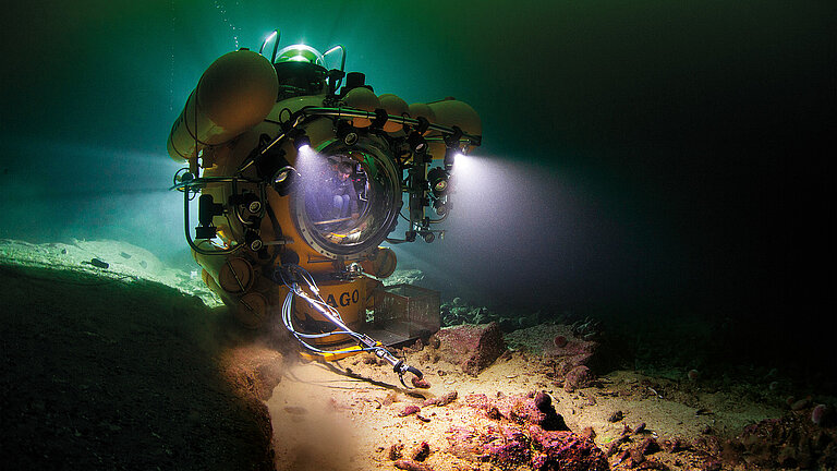 Probennahme einer Kaltwasserkoralle im norwegischen Trondheimfjord 2013 mit JAGO‘s hydraulischen Greifarm.
