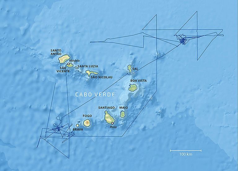 Fahrtroute des Forschungsschiffs METEOR während der Expedition M160. Die beiden Wirbel lagen nordöstlich und südwestlich der Kapverden. Karte: GEOMAR