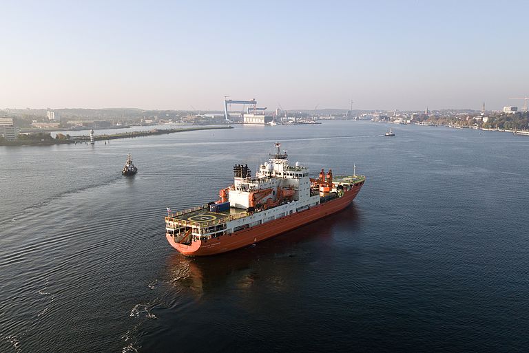 Nach zwei Monaten Arktis-Expedition kehrte die AKADEMIK TRYOSHNIKOV gestern nach Kiel zurück, um Gerät und Proben auszuladen. Foto: Jens Klimmeck/GEOMAR