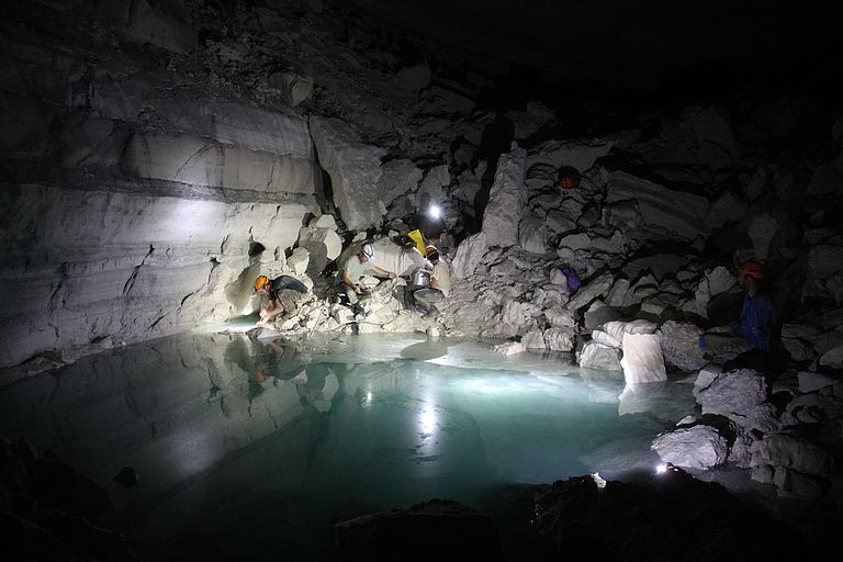 Arbeiten in der Ayalon Höhle. Foto: Amos Frumkin