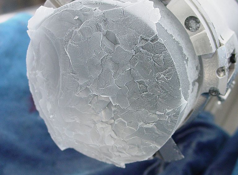 Bohrkopf und Eisbohrkern aus einer Tiefe von 2874 Metern von Dome Concordia Station (Antarktis). Die Bohrung erfolgte im Rahmen des European Project for Ice Coring in Antarctica (EPICA). Der Eisbohrkern enthält eine kontinuierliche Klimageschichte über die letzten 800.000 Jahre. Foto: L. Augustin, LGGE, Grenoble